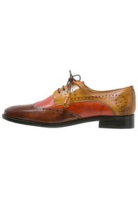 Hnědé a oranžové kožené společenské boty s špičatou špičkou, brogue detaily, šněrovacím designem a nízkým černým podpatkem. Obsahují různé textury.