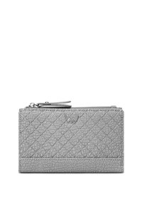 Šedá texturovaná peněženka s diamantovým vzorem, zipovým uzávěrem a stříbrným logem. Má hladký spodní okraj a zápěstní poutko.
