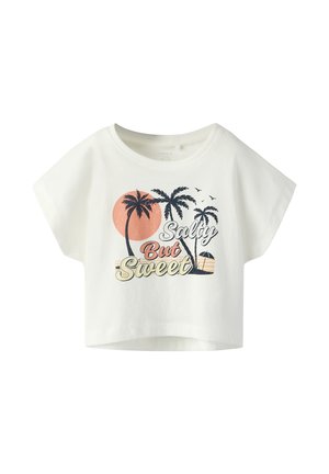 Camiseta blanca recortada con palmeras, pájaros, atardecer y texto "Salty But Sweet" en estilo vintage en el frente.