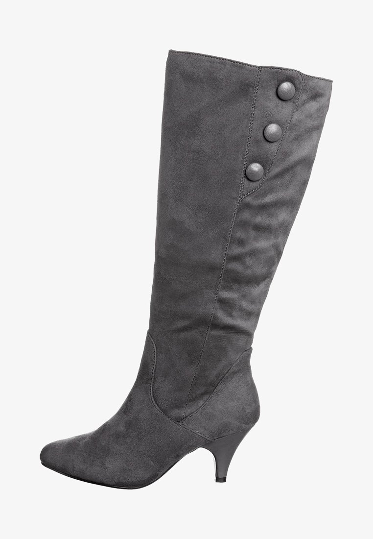 Botte grise, montée jusqu'au genou, fabriquée en tissu doux, avec trois boutons ronds sur le côté extérieur et un bout pointu avec un petit talon.