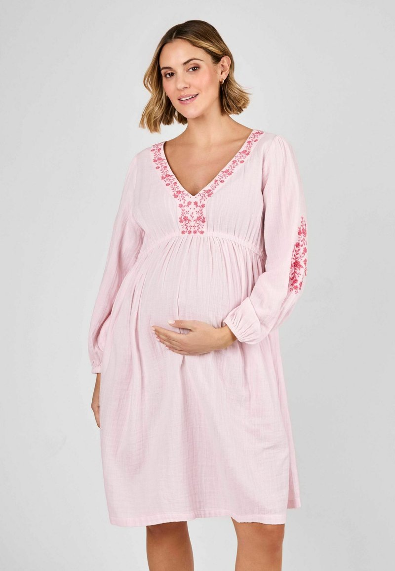 Rochie de maternitate roz, realizată dintr-un material ușor, cu decolteu în V, mâneci lungi și broderie florală pe decolteu și mâneci.