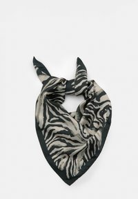 Šál so vzorom zebry v odtieňoch béžovej a tmavozelenej farby, vyrobený zo sie, s trojuholníkovým tvarom, hladkou textúrou a stočenými okrajmi.