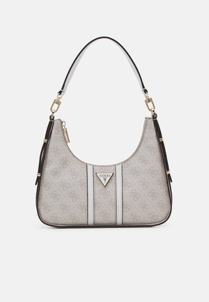Petit sac à épaule beige à motifs avec bandoulière noire, ferrures dorées et plaque logo Guess centrée sur le devant.