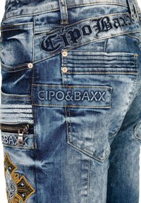 Blaue Jeans aus Denim mit tailliertem Schnitt, CIPO & BAXX Branding, dekorativen Nähten und einer Reißverschlusstasche mit strukturierten Akzenten.