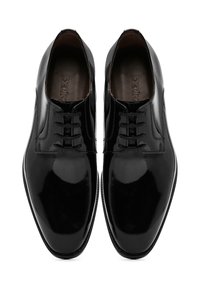Chaussures de ville en cuir noir avec une finition brillante, dotées d'un design traditionnel à lacets, d'un bout rond et de détails de couture subtils.