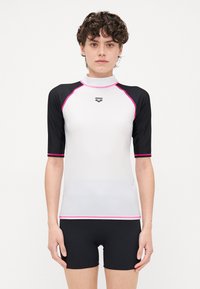 T-shirt med kort ärm i vitt med svarta ärmar och rosa detaljer. Slät, elastisk tyg; åtsittande design för vattensporter.