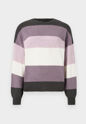 Suéter de punto con rayas horizontales en gris oscuro, gris claro, lavanda y blanco; cuello redondo y puños de canalé.