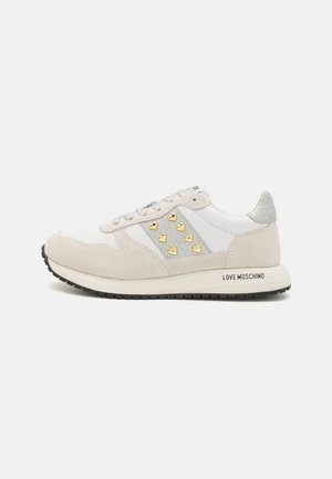 Sneaker mit einem Obermaterial aus weißem Leder, grauen Suede-Akzenten, goldenen Herz-Nieten und einer schwarzen Gummisohle; mit "LOVE MOSCHINO" Branding.