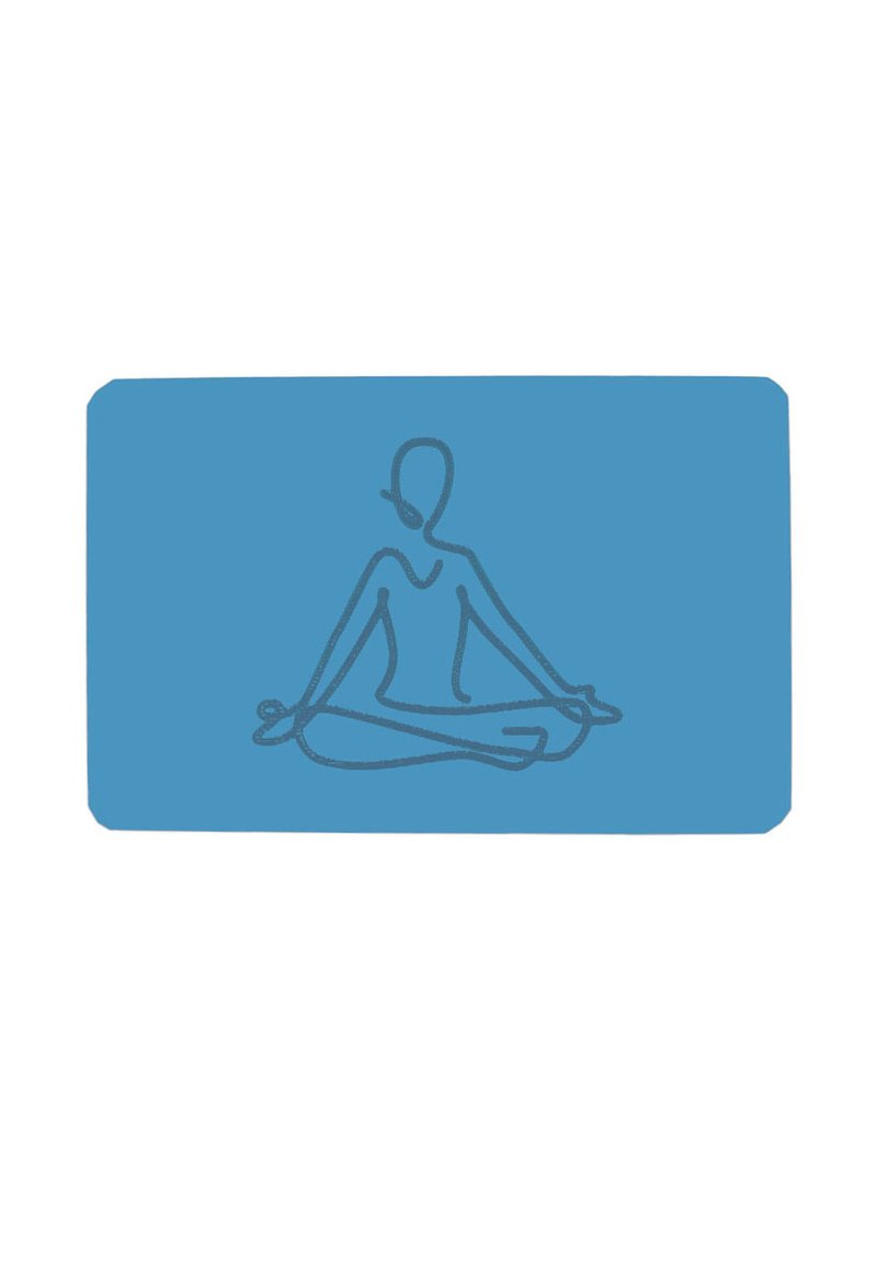 Carta rettangolare blu con un disegno minimale a linee di una figura seduta in una posa meditativa, raffigurata con un contorno blu scuro.