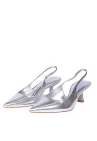 Tacchi slingback metallici argento con punta affilata, tacco basso a blocco, lati aperti e una texture liscia e lucida.