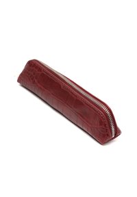 Úzká burgundská peněženka s krokodýlí texturou a stříbrným zipem na bílém pozadí.