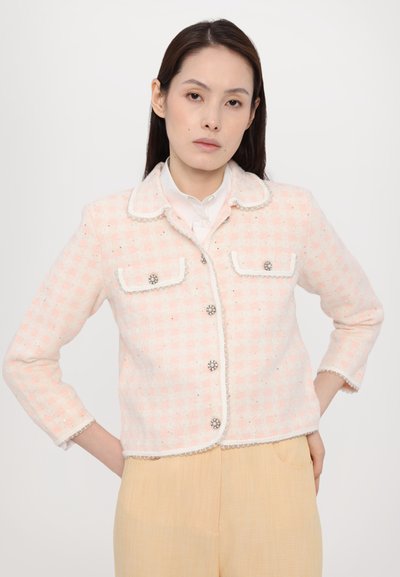 Tweedjacke im Pink- und Weißkaromuster, mit Kragen, Knopfverschluss, zwei vorderen Taschen und dekorativen perlenähnlichen Knöpfen.