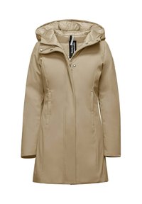 Cappotto impermeabile beige con cappuccio, dotato di una chiusura frontale con zip, tasche laterali e una texture liscia. Accentuato da bottoni a pressione e etichetta del marchio.