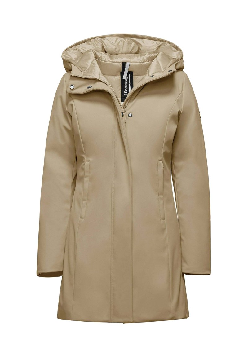 Cappotto impermeabile beige con cappuccio, dotato di una chiusura frontale con zip, tasche laterali e una texture liscia. Accentuato da bottoni a pressione e etichetta del marchio.