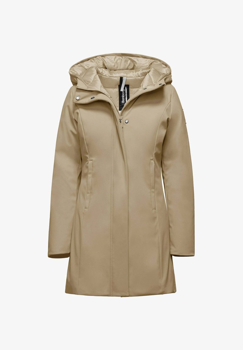 Beige waterdichte jas met een capuchon, voorzien van een ritssluiting aan de voorkant, zakken aan de zijkant en een gladde textuur. Gekleed met drukknoopknopen en een merklabel.