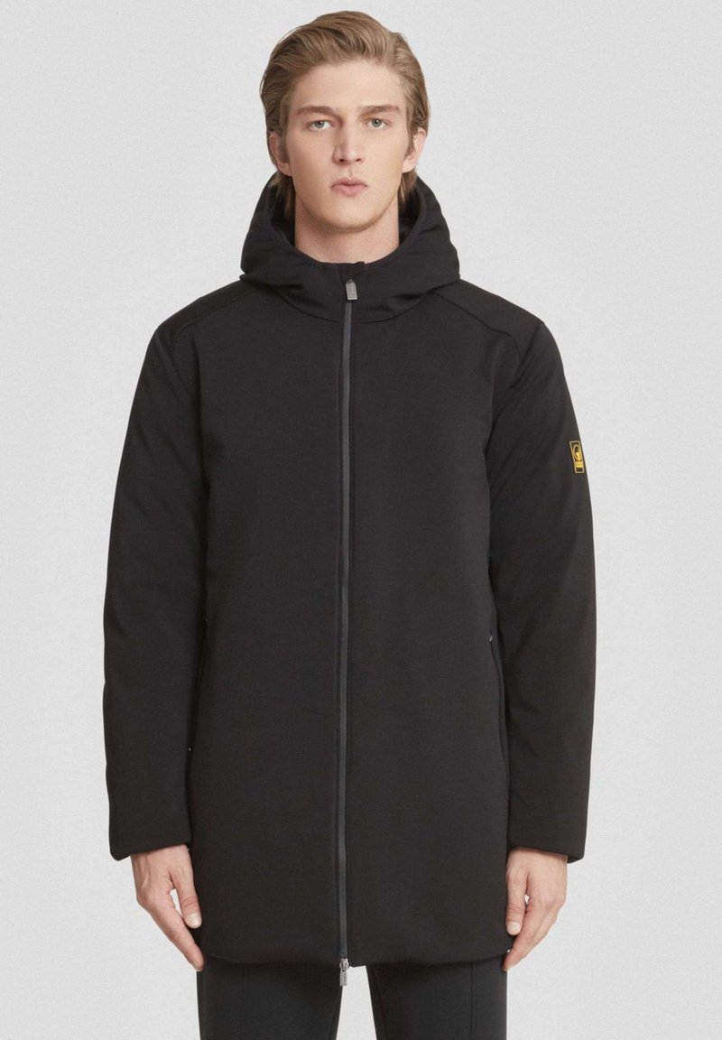 Zwarte geïsoleerde jas met een ritssluiting aan de voorkant, een capuchon en lange mouwen. Heeft een gladde textuur en een logo-accent op de linker mouw.