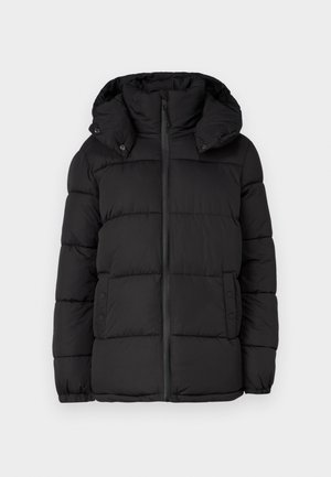 Casaco puffer preto com capuz, apresentando painéis acolchoados horizontais, fecho frontal em zíper e detalhes com botões de pressão nas laterais.