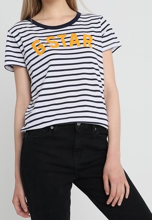 Stribet kortærmet T-shirt i hvid og marineblå med et orange "G STAR" logo på tværs af fronten. Har rund halsudskæring og afslappet pasform.