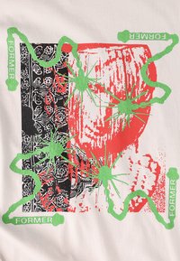 Camiseta gráfica con un estampado abstracto en rojo y negro, ilustraciones de arañas verdes y la palabra "FORMER" en acentos verdes brillantes.