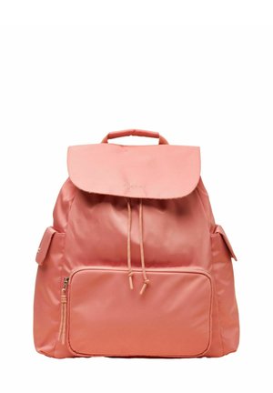 Sac à dos rose avec rabat, poche avant zippée, poches latérales et poignée supérieure, fabriqué en tissu lisse avec fermeture à cordon.