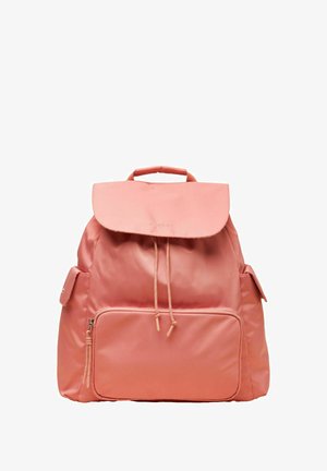 Roze rugzak met flapdeksel, voorvak met rits, zijvakken en een handvat bovenaan, gemaakt van gladde stof met trekkoordsluiting.