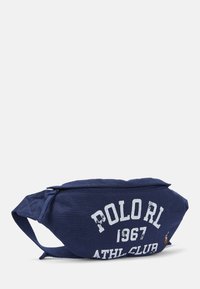 Navy tygfanny pack med vit text "POL RL 1967 ATHL CLUB," dragkedjestängning, justerbar rem och broderad logotypdetalj.