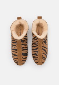 Brune tøfler med tigerstripe mønster, lavet af ruskind, blød beige foring og en trækflap bagpå for nem påtagning.