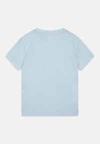 T-shirt azzurro chiaro a maniche corte realizzato in tessuto morbido, con collo rotondo e cuciture pulite senza stampe o decorazioni.