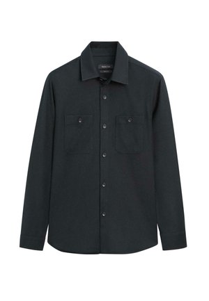 Camicia nera con bottoni realizzata in tessuto dalla texture liscia; presenta due tasche sul petto e un colletto classico. Maniche lunghe con polsini abbottonati.