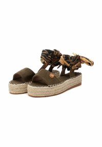 Espadrilles de ante verde con suela de yute trenzada, que cuentan con una cinta de tela estampada en el tobillo y un diseño de parte trasera cerrada.