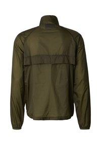 Lekka kurtka w oliwkowej zieleni z wysokim kołnierzem i elastycznymi mankietami. Posiada tylne karczki, bez widocznych okuć ani wzorów.