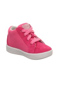 Sneaker alta in suede rosa con superficie testurizzata, suola in gomma bianca e lacci rosa coordinati. Presenta dettagli cuciti sui lati.