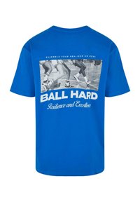 Modré bavlněné tričko s krátkými rukávy, které má grafický potisk basketbalistů a nápis "BALL HARD" v bílé barvě.