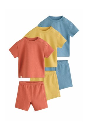 Három szett gyerekeknek való, gofris textúrájú rövid ujjú felső és rövidnadrág narancssárga, sárga és kék színekben, átfedésben elrendezve.
