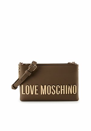 Braune Leder-Umhängetasche mit goldener "LOVE MOSCHINO" Beschriftung und verstellbarem Riemen auf weißem Hintergrund.