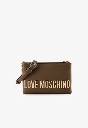 Brun læder crossbody taske med guld"LOVE MOSCHINO" bogstaver og en justerbar rem på hvid baggrund.