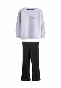 Levanduľová mikina s nápisom "Baker" v písanom písme, v kombinácii s čiernymi rozšírenými legínami. Mäkká látka, detaily s rebrovanými manžetami a pásom.