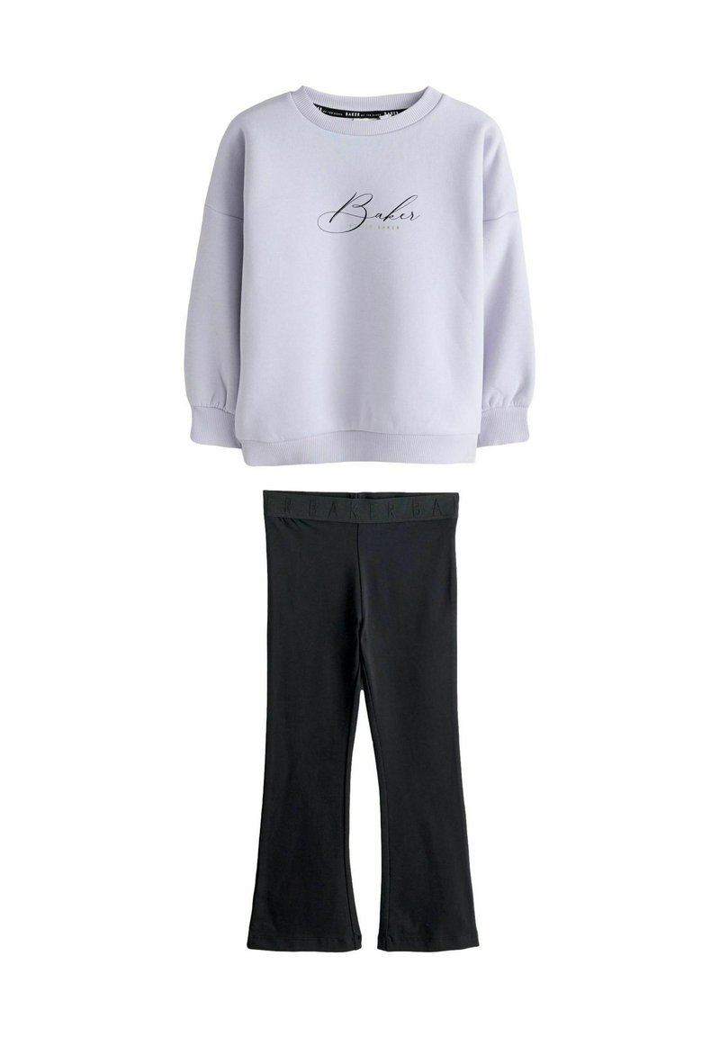 Levanduľová mikina s nápisom "Baker" v písanom písme, v kombinácii s čiernymi rozšírenými legínami. Mäkká látka, detaily s rebrovanými manžetami a pásom.