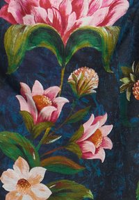 Ροζ και λευκά λουλούδια με πράσινα φύλλα σε σκούρο μπλε ύφασμα φόντο, μοτίβο με λεπτομερή πέταλα και μίσχους.