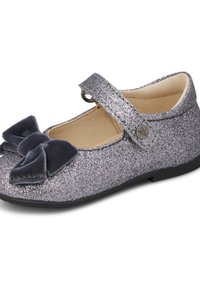 Scarpa Mary Jane argentata glitterata con un fiocco in velluto blu navy, punta tonda e una cintura regolabile con bottone a pressione in metallo. Suola in gomma nera.