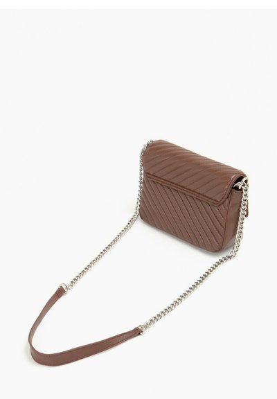 Borsa a tracolla in ecopelle marrone trapuntata con una tracolla in catena argentata. Presenta una chiusura a patta e un motivo di cucitura diagonale. Forma rettangolare compatta.