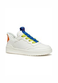 Baskets en cuir blanc avec des lacets bleu et vert lime, un accent sur le talon orange, une semelle texturée et des perforations sur la pointe pour la ventilation.