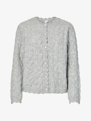 Jasnoszary dziany kardigan z fakturowanym wzorem, dekoltem w kształcie falbanki i sześcioma srebrnymi guzikami z przodu. Długie rękawy.