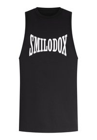 Débardeur noir sans manches en tissu doux et lisse. Présente le texte blanc audacieux "SMILODOX" sur la poitrine. Col arrondi standard.