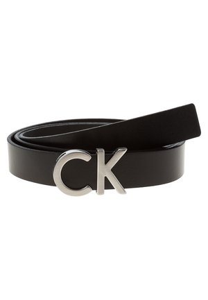 Ceinture en cuir noir roulée avec une boucle argentée "CK" positionnée à l'avant et au centre.