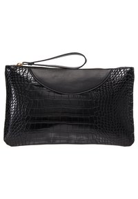 Pochette noire avec un motif crocodile texturé. Elle présente un dessus en cuir lisse et une fermeture éclair, ainsi qu'une lanière de poignet amovible.