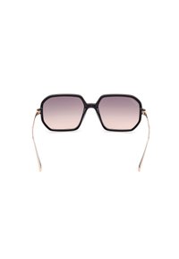 Occhiali da sole neri a forma ottagonale con lenti sfumate, sottili bracci in metallo color oro rosa e una montatura in plastica liscia. Design minimalista con accenti delicati.