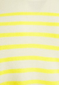 Sweter z dzianiny z poziomymi paskami w białym i jaskrawożółtym kolorze. Tekstura jest lekka z luźnym splotem.