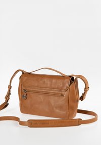 Braune Leder-Crossbody-Tasche mit strukturierter Oberfläche, Reißverschluss-Vordertasche, verstellbarem Tragegurt und klarer Silhouette.