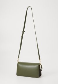 Borsa a tracolla verde in ecopelle con forma rettangolare, tracolla regolabile e dettagli in metallo dorato. Texture liscia, design semplice.